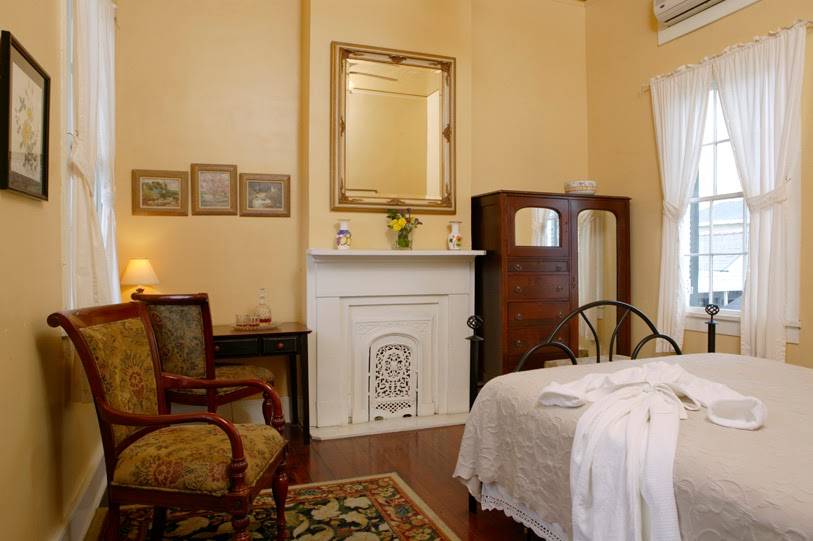 Ashtons Bed and Breakfast | 2023 Esplanade Ave, New Orleans, LA 70116, USA | Phone: (504) 942-7048