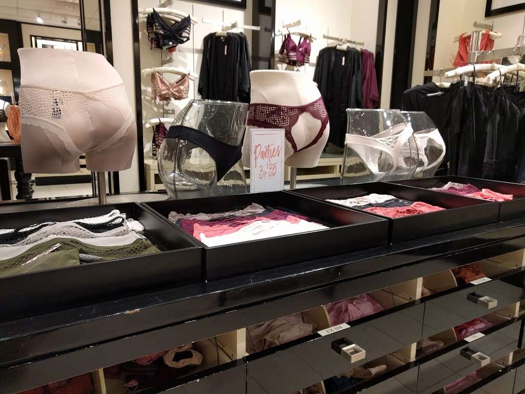 Victorias Secret & PINK | 1555, Town Center, #170, Simi Valley, CA 93063, USA | Phone: (805) 527-8467