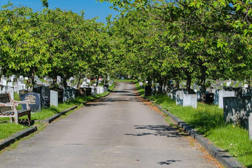 Chislehurst Cemetery in Beaverwood Rd, Chislehurst BR7 6HF, UK