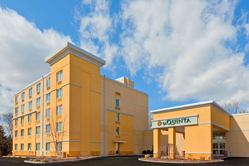 La Quinta Inn & Suites Danbury | 116 Newtown Rd, Danbury, CT 06810 | Phone: (203) 798-1200