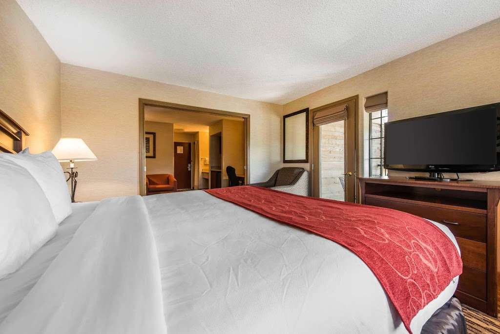 Comfort Suites Golden West on Evergreen Parkway | 29300 US-40, Evergreen, CO 80439 | Phone: (303) 526-2000