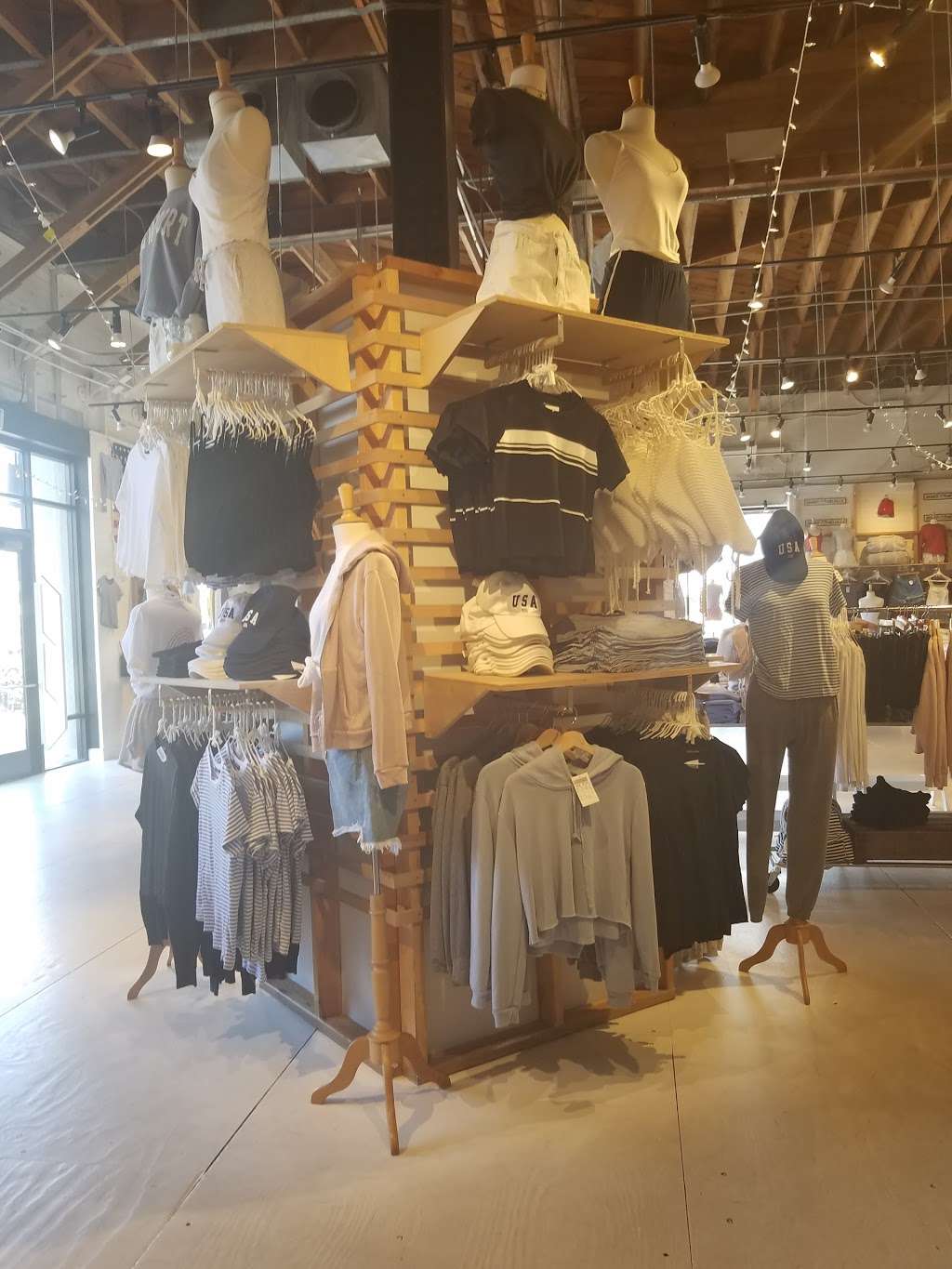 Brandy Melville - Pacific Beach | 4516 Mission Blvd, San Diego, CA 92109, USA | Phone: (858) 255-8822