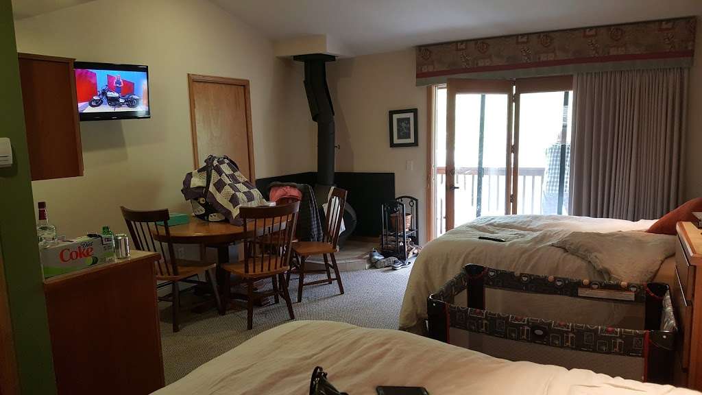 Ponderosa Lodge | 1820 Fall River Rd, Estes Park, CO 80517 | Phone: (800) 628-0512