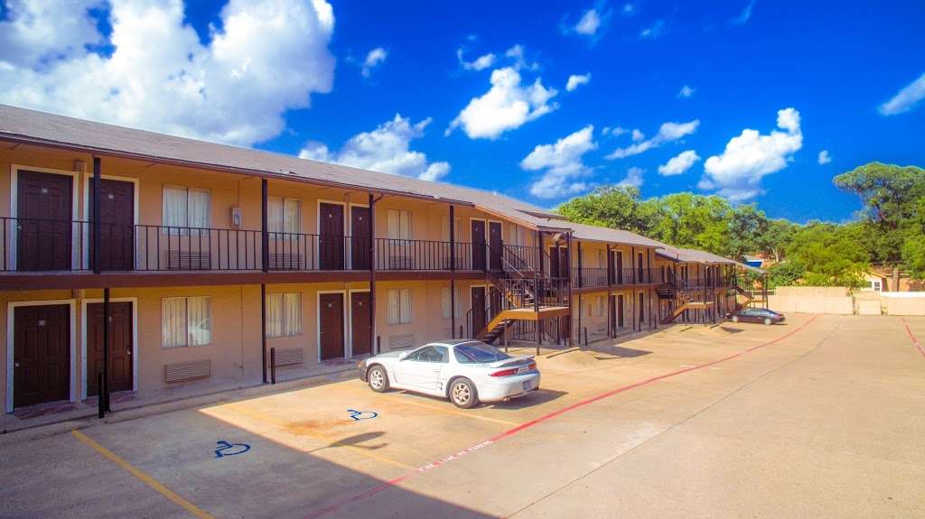 Luxury Inn | 5606 S R L Thornton Fwy, Dallas, TX 75232, USA | Phone: (214) 371-0727
