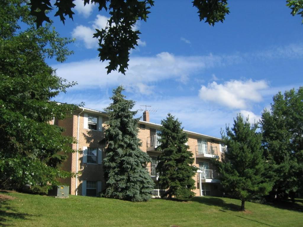 Oak Brook Gardens Apartments | 13911 Oakbrook Dr, North Royalton, OH 44133, USA | Phone: (440) 237-3613