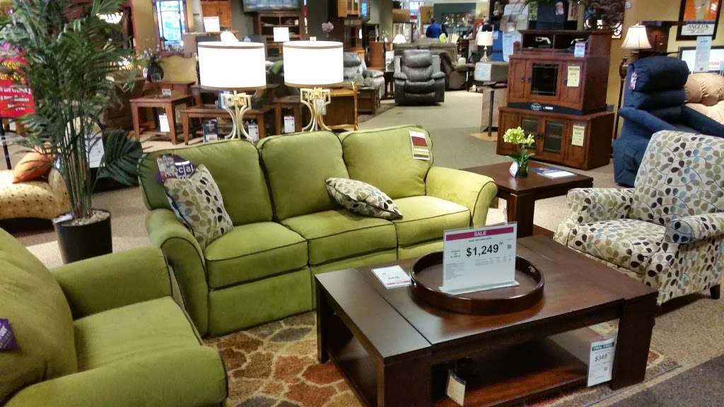 Steinhafels Furniture | 7001 118th Ave, Kenosha, WI 53142, USA | Phone: (262) 857-2100