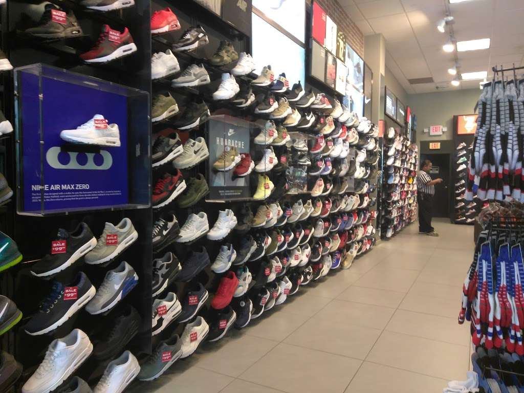 House of Hoops by Foot Locker | 4400b North Fwy Suite 100, Houston, TX 77022, USA | Phone: (713) 699-4472