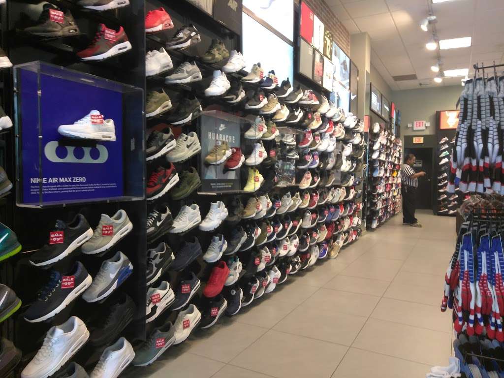 House of Hoops by Foot Locker | 4400b North Fwy Suite 100, Houston, TX 77022 | Phone: (713) 699-4472