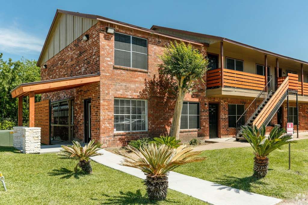 Oaks at Mustang Apartments | 2101 Mustang Rd, Alvin, TX 77511, USA | Phone: (281) 607-2065