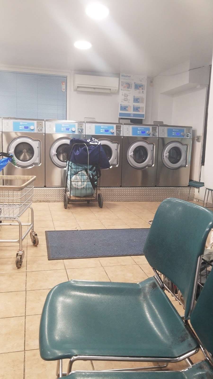 Bubbles Laundromat | 638 E 183rd St, The Bronx, NY 10458, USA | Phone: (718) 513-0858