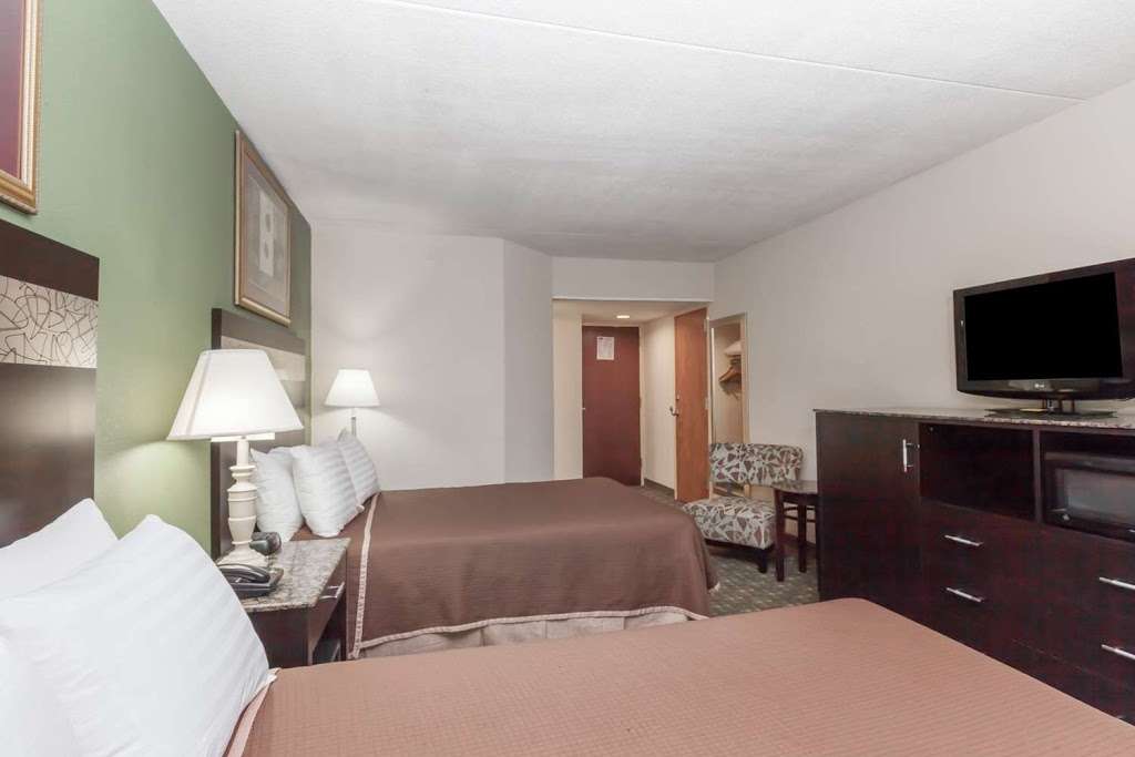 Howard Johnson Hotel by Wyndham Newark Airport | 20 Frontage Rd, Newark, NJ 07114, USA | Phone: (973) 536-0482