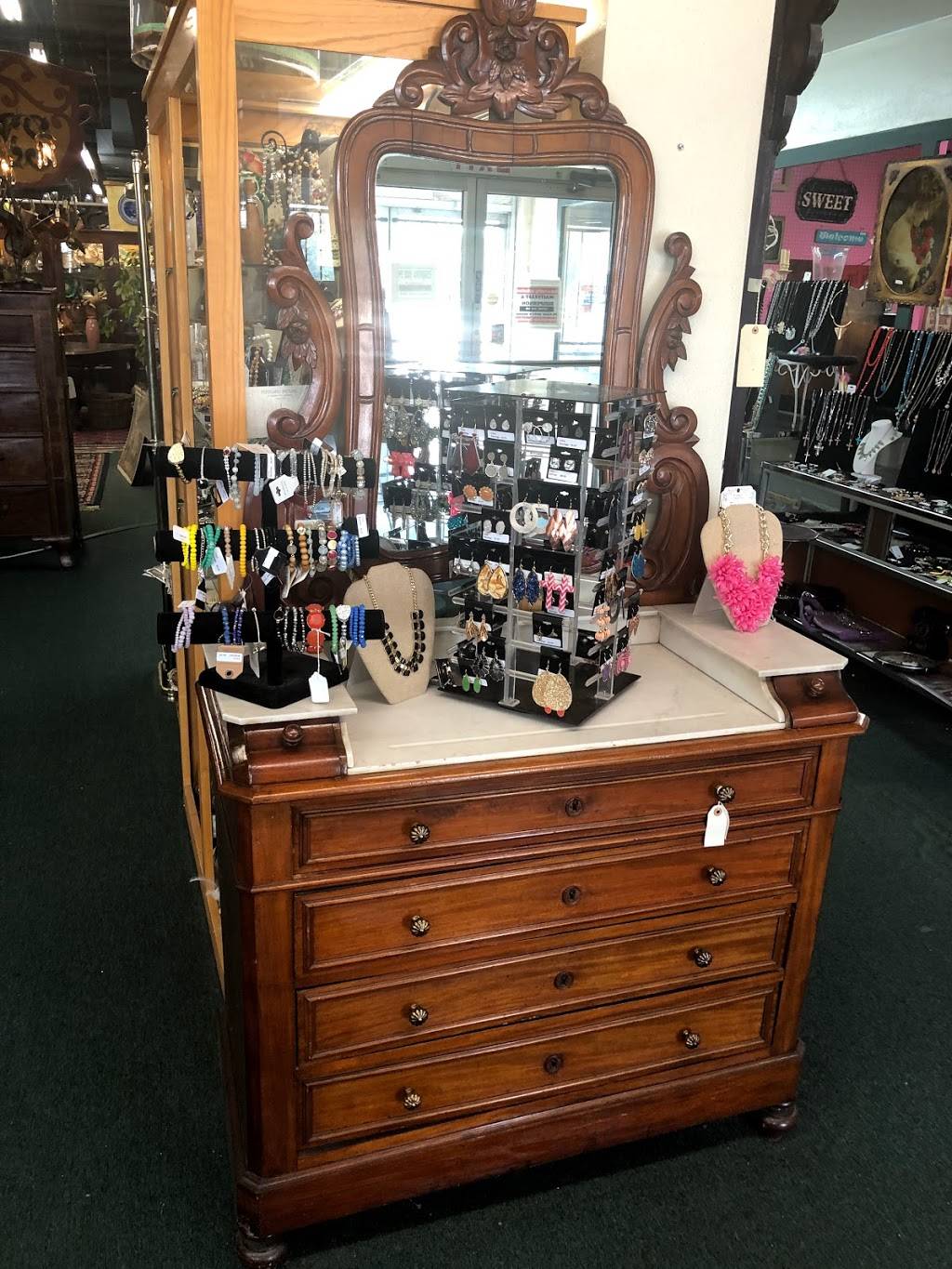 Montgomery Street Antique Mall | 2601 Montgomery St, Fort Worth, TX 76107, USA | Phone: (817) 735-9685