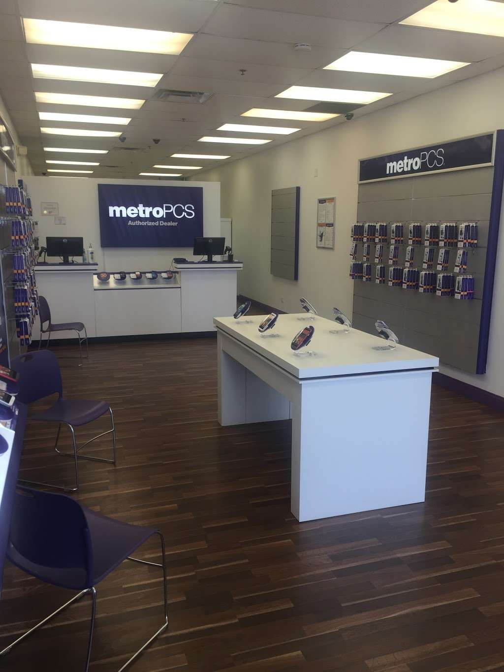 Metro by T-Mobile | 4263 W 167th St, Country Club Hills, IL 60478 | Phone: (708) 206-1455