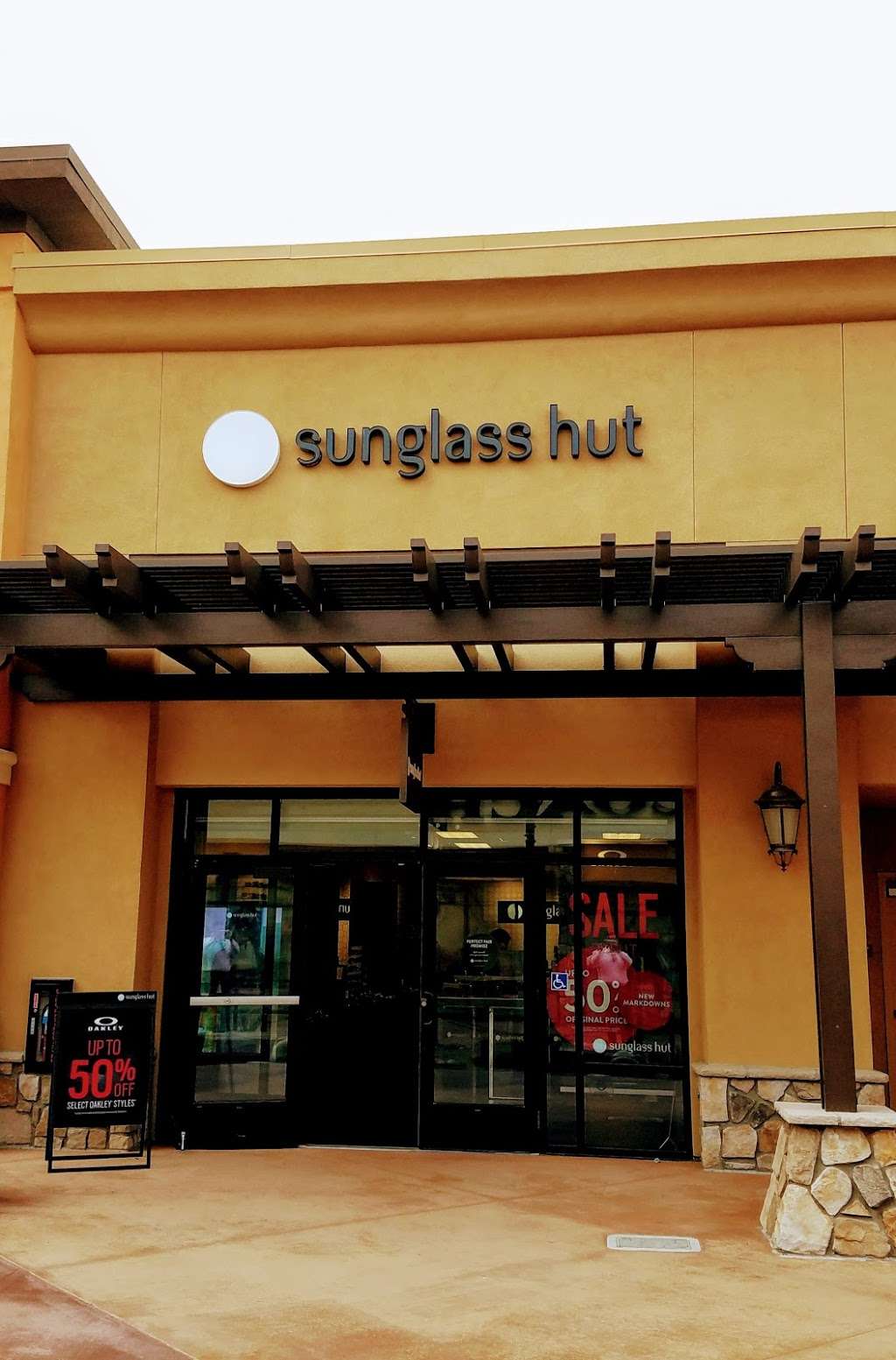 Sunglass Hut | 5701 Outlets at Tejon Pkwy Ste 858, Arvin, CA 93203, USA | Phone: (661) 858-2616