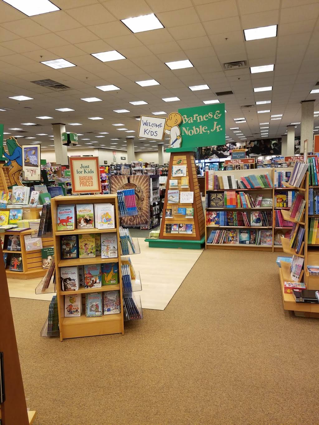 Barnes & Noble | SouthPointe Pavilions 2910, Pine Lake Rd, Lincoln, NE 68516, USA | Phone: (402) 421-7979