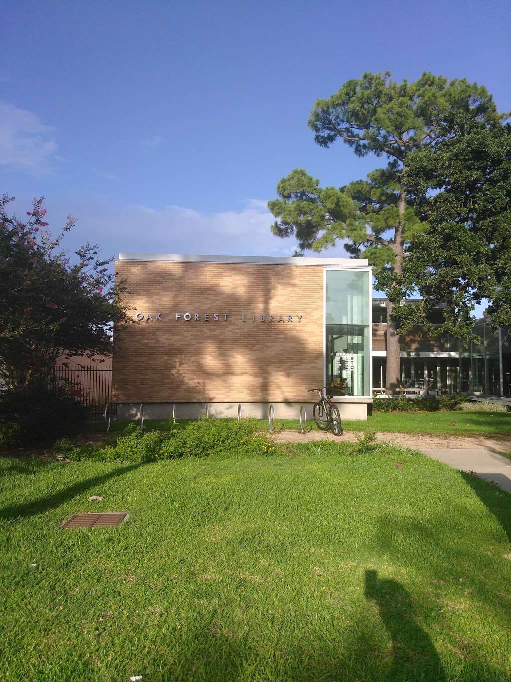 Oak Forest Neighborhood Library | 1349 W 43rd St, Houston, TX 77018, USA | Phone: (832) 393-1960