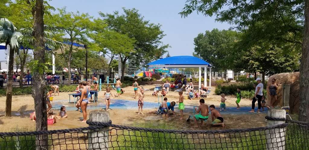 Family Aquatic Center at Heritage Park | 105 Community Blvd, Wheeling, IL 60090, USA | Phone: (847) 465-3333