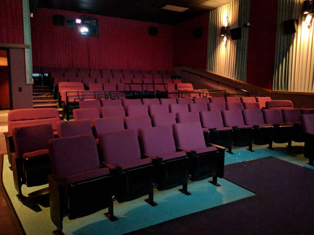 Marcus Hillside Cinema | 2950 Hillside Dr, Delafield, WI 53018, USA | Phone: (262) 646-7302