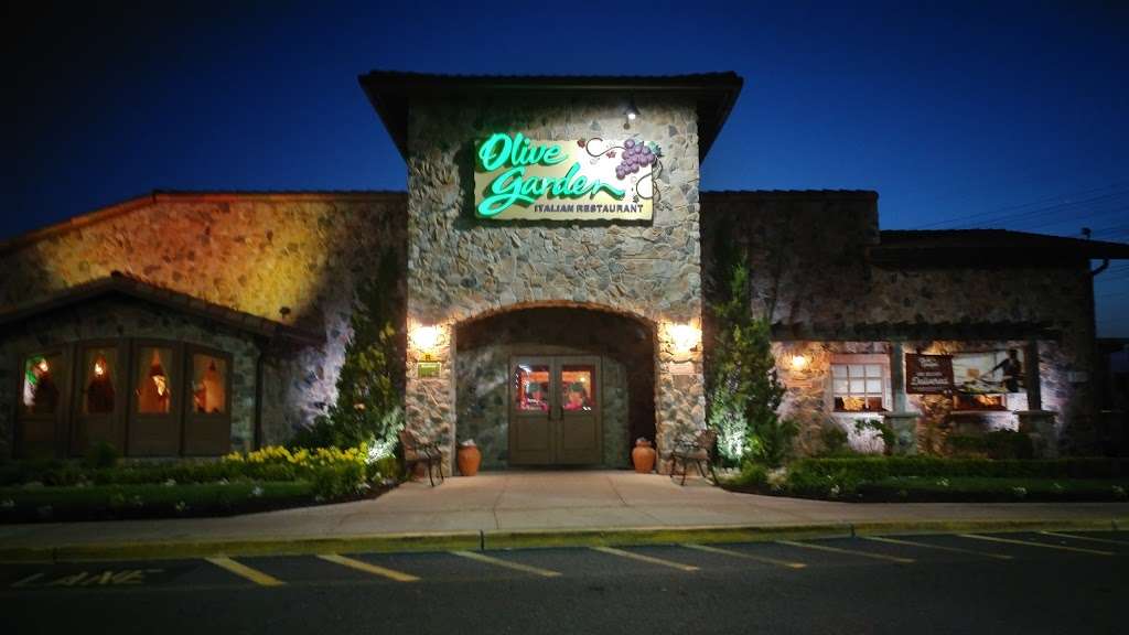 Olive Garden Italian Restaurant | 510 Woodbridge Center Dr, Woodbridge Township, NJ 07095 | Phone: (732) 726-3191