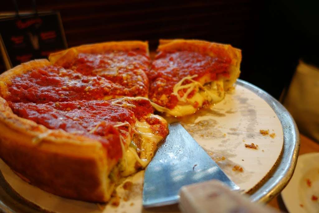 Giordanos Pizza Rogers Park | 6836 N Sheridan Rd, Chicago, IL 60626, USA | Phone: (773) 262-1313