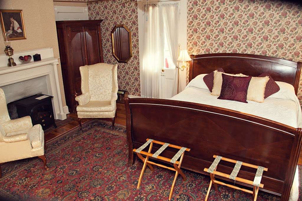 The Carriage Inn Bed and Breakfast | 417 E Washington St, Charles Town, WV 25414, USA | Phone: (304) 728-8003