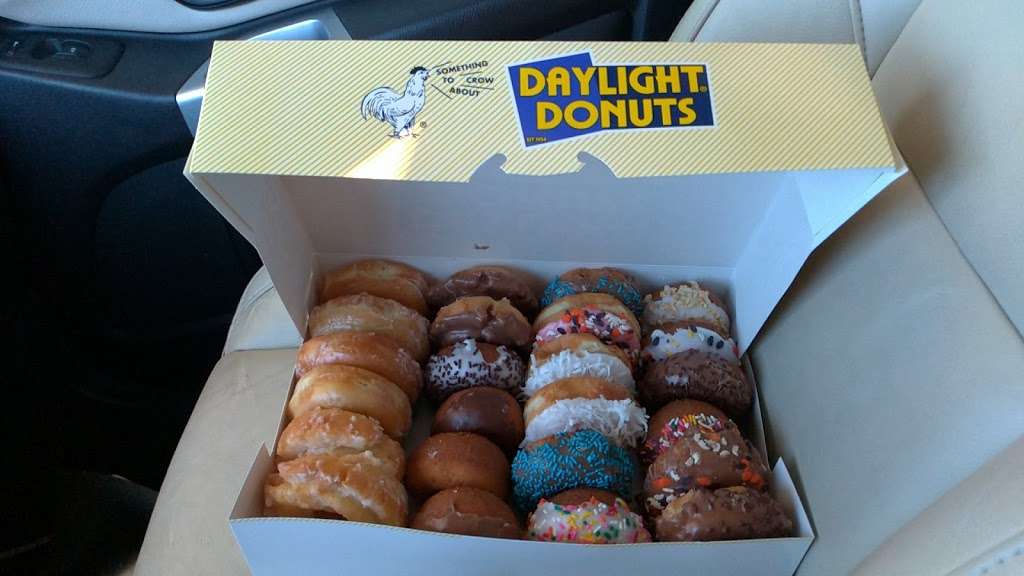 Daylight Donuts | 619 E Front St, Bonner Springs, KS 66012 | Phone: (913) 667-3313