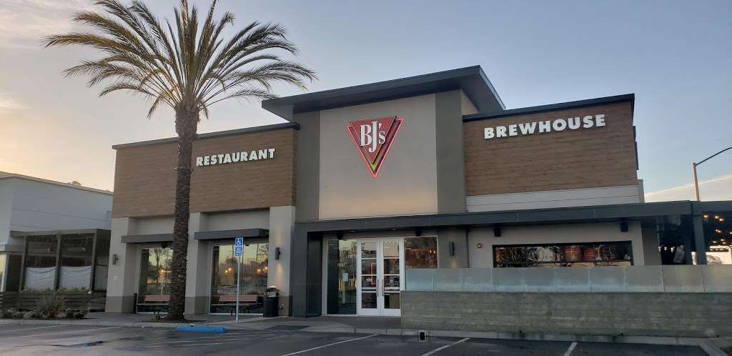 BJs Restaurant & Brewhouse | 8785 Villa La Jolla Dr, San Diego, CA 92037, USA | Phone: (858) 257-3640