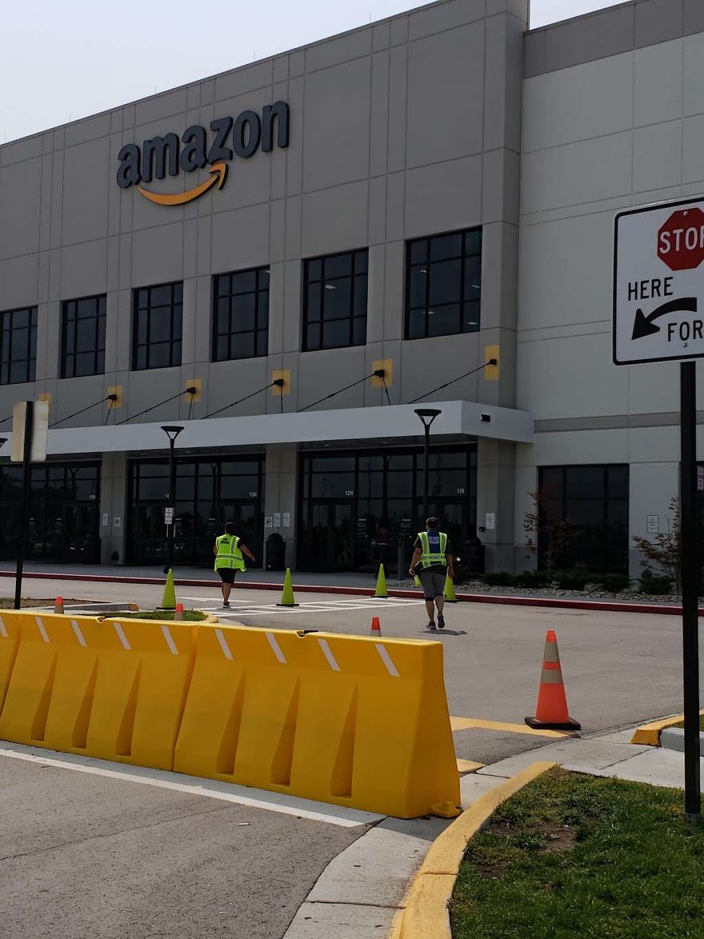 Amazon Fullfillment Center MKC6 | 6925 Riverview Ave, Kansas City, KS 66102 | Phone: (855) 556-5214