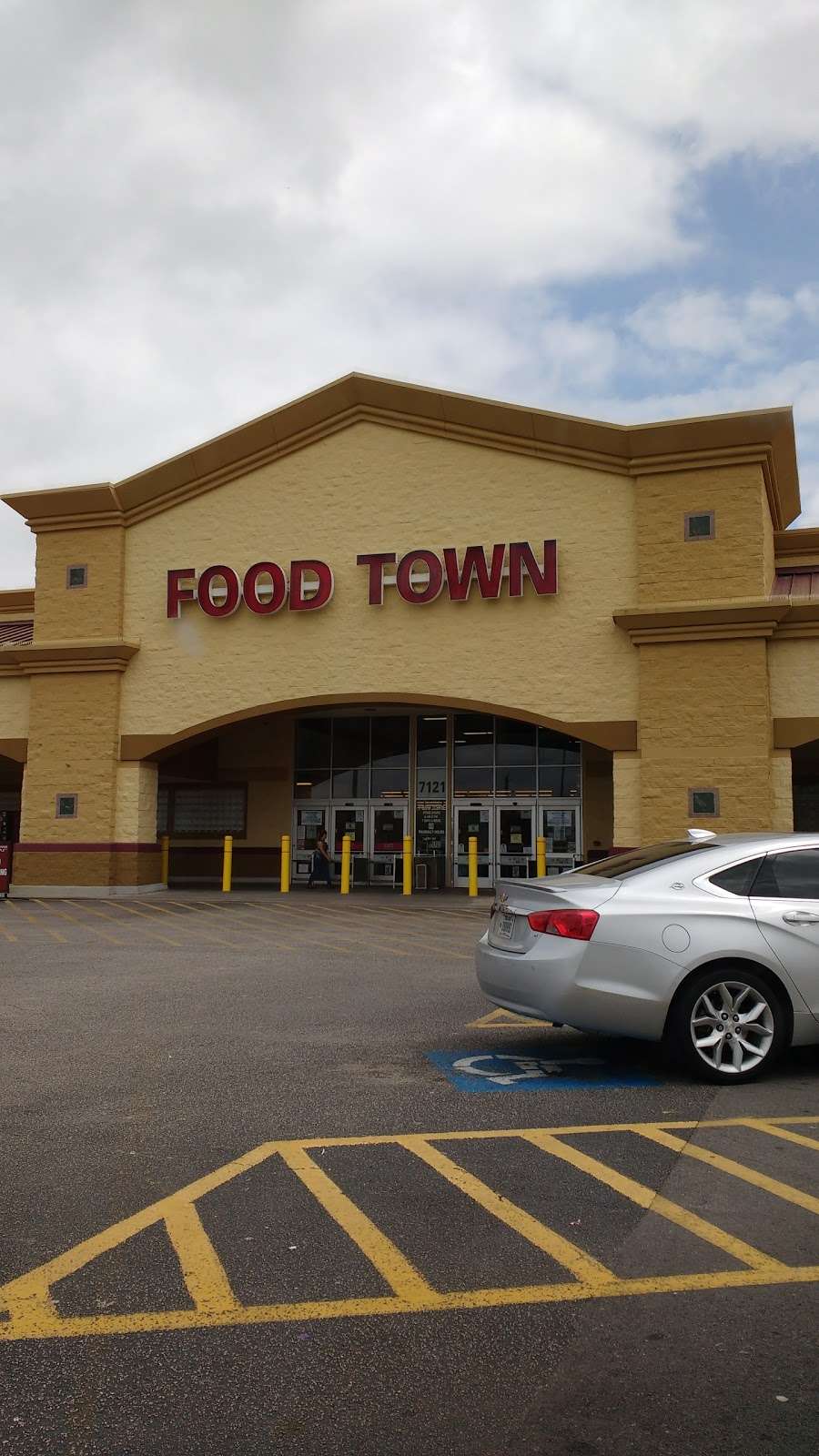 Food Town | 7121 Broadway St, Pearland, TX 77581 | Phone: (281) 997-3755