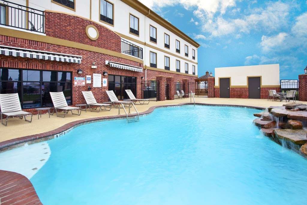 Holiday Inn Express & Suites Sealy | 2370 TX-36, Sealy, TX 77474 | Phone: (979) 877-0700