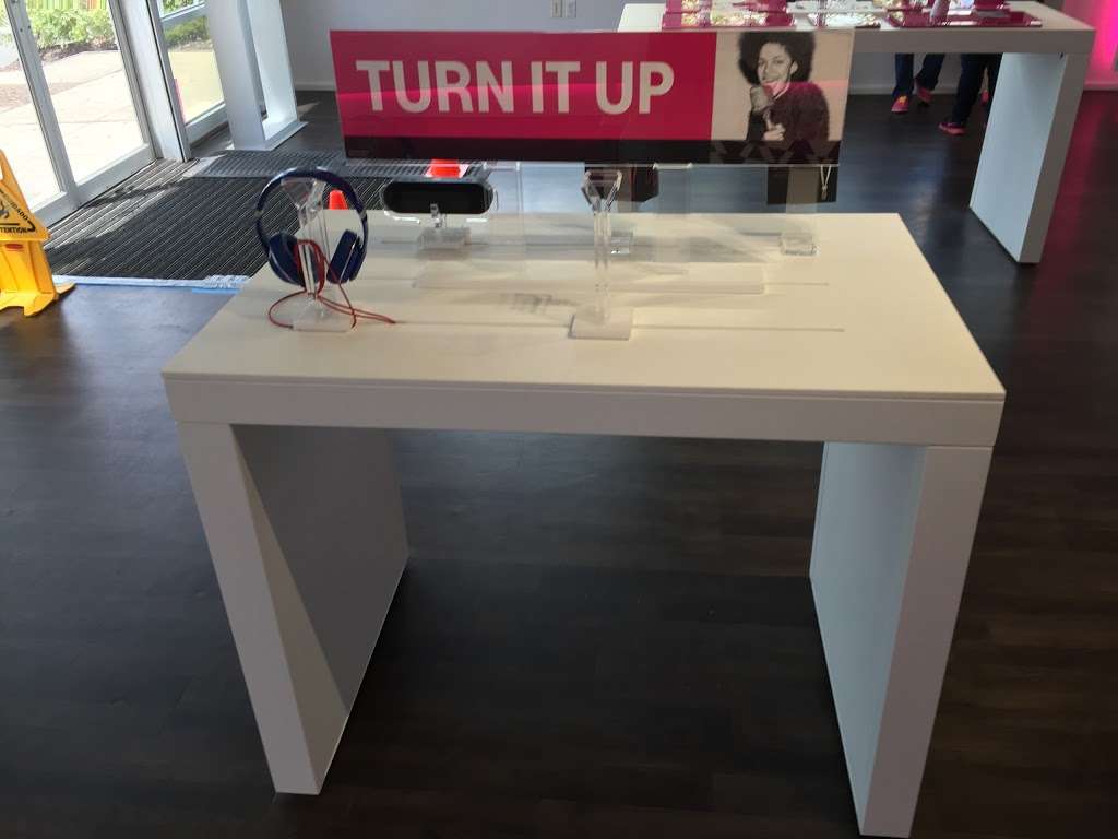 T-Mobile | 11825 E 40 Hwy Ste 1, Independence, MO 64055, USA | Phone: (816) 737-9526