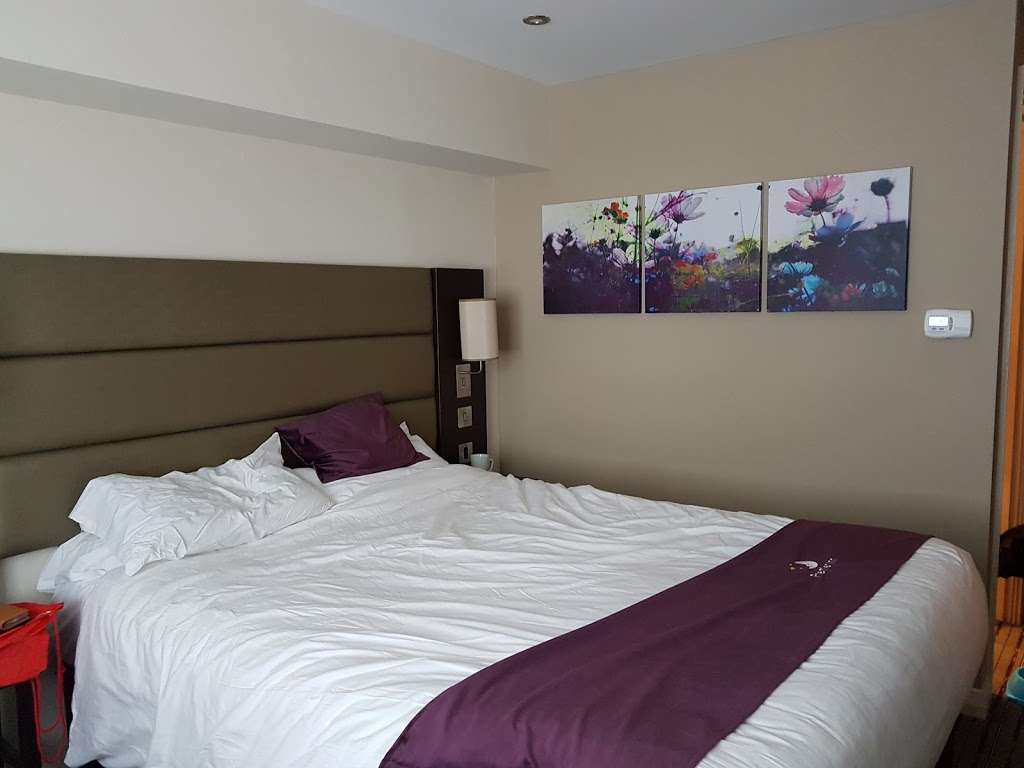 Premier Inn Epsom South | Brighton Rd, Burgh Heath, Banstead, Tadworth KT20 6BW, UK | Phone: 0871 527 8382