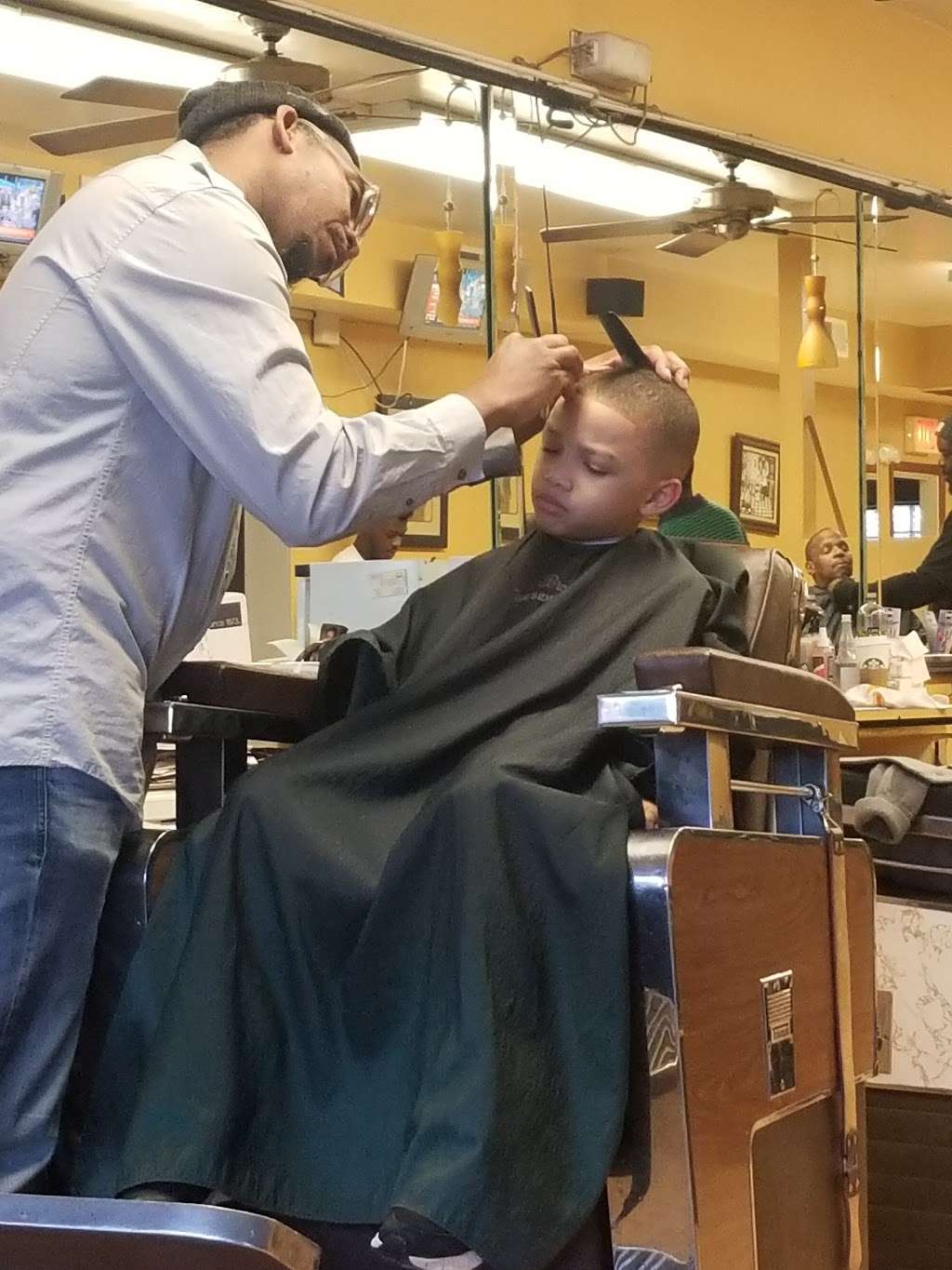 Daves Cut Above Barber Shop | 416 W 144th St, Riverdale, IL 60827 | Phone: (708) 201-8141