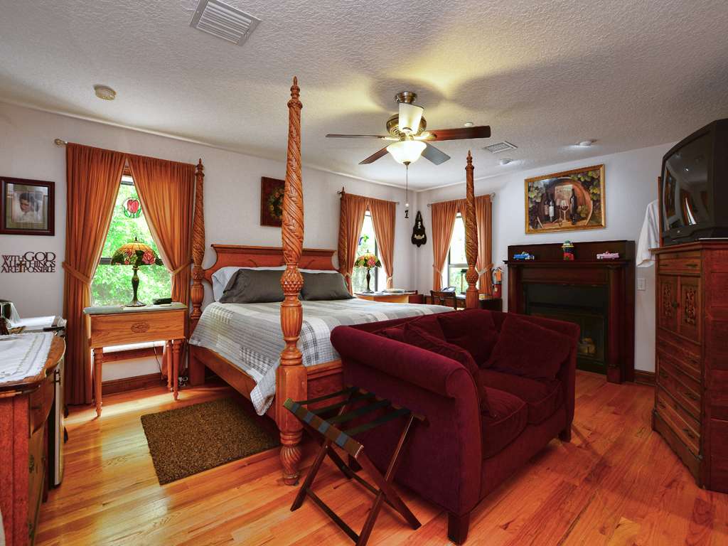 Cinnamon Inn Bed & Breakfast | 7241 Lake Ola Dr, Mt Dora, FL 32757, USA | Phone: (352) 383-6541