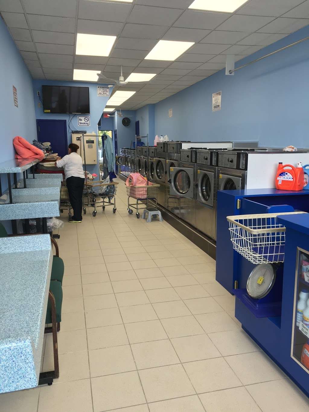 Laundromat LV | 640 Wantagh Ave, Levittown, NY 11756, USA | Phone: (646) 374-9866