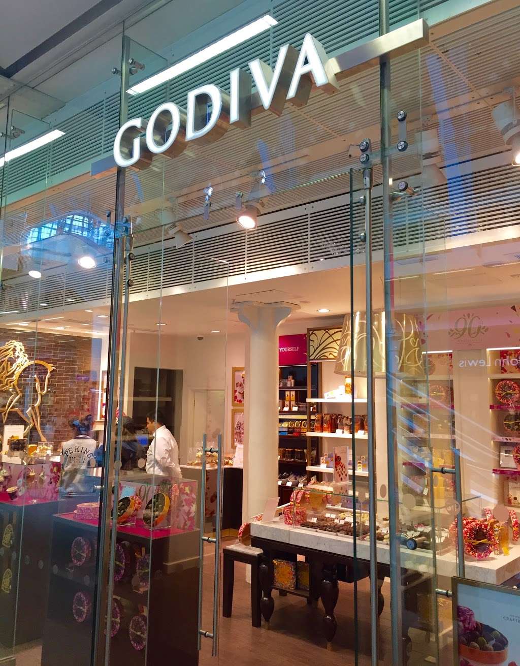 Godiva Chocolates | 37b, St Pancras International Station, Euston Rd, Kings Cross, London N1C 4QP, UK | Phone: 020 7837 9850