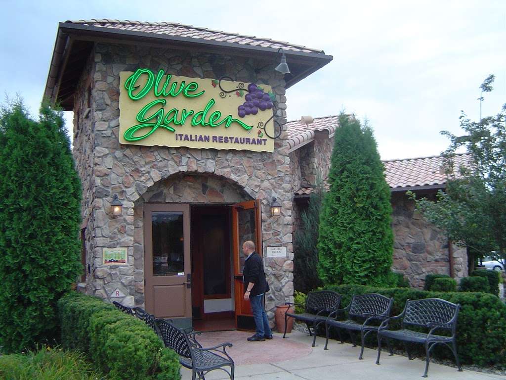 Olive Garden Italian Restaurant | 990 Norland Ave &, Walker Rd, Chambersburg, PA 17201, USA | Phone: (717) 261-5592