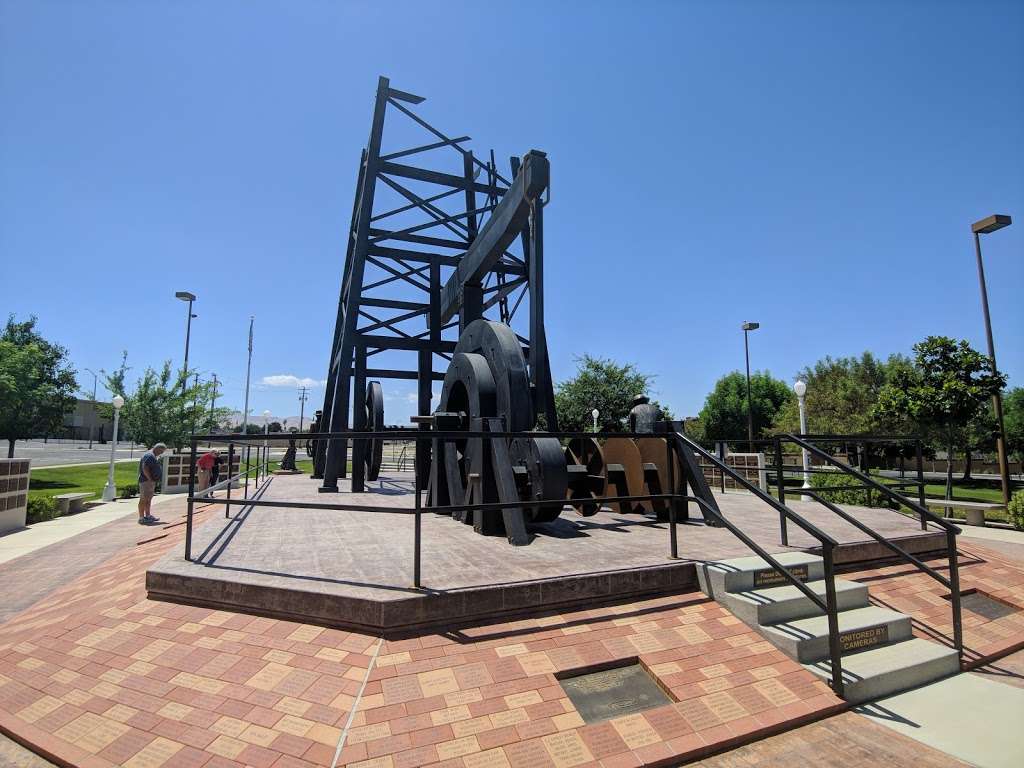Oilfield workers Monument | 598 Supply Row #400, Taft, CA 93268, USA
