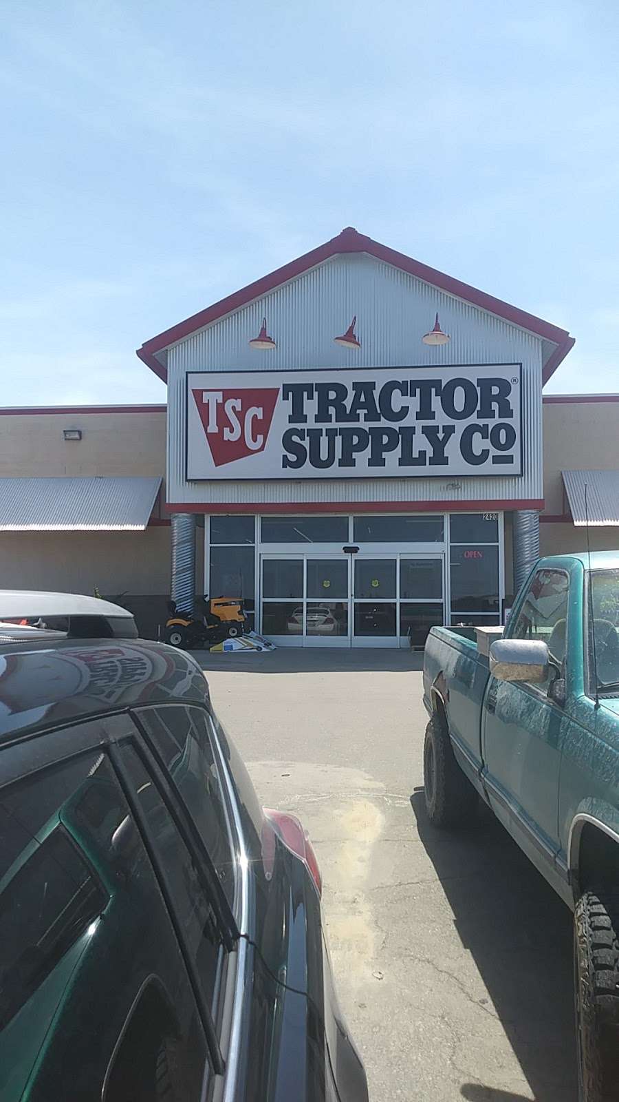 Tractor Supply Co. | 2420 Fairfield Street, Lawrence, KS 66046, USA | Phone: (785) 331-2395