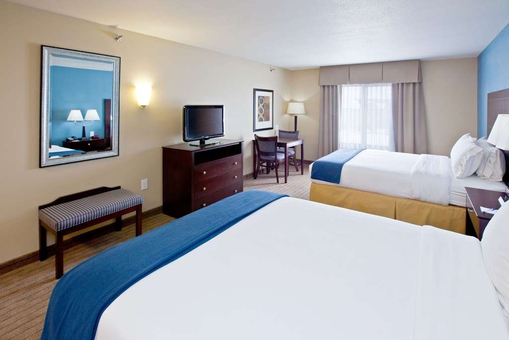 Holiday Inn Express & Suites Shelbyville Indianapolis | 38 W Rampart Rd, Shelbyville, IN 46176, USA | Phone: (317) 398-0800