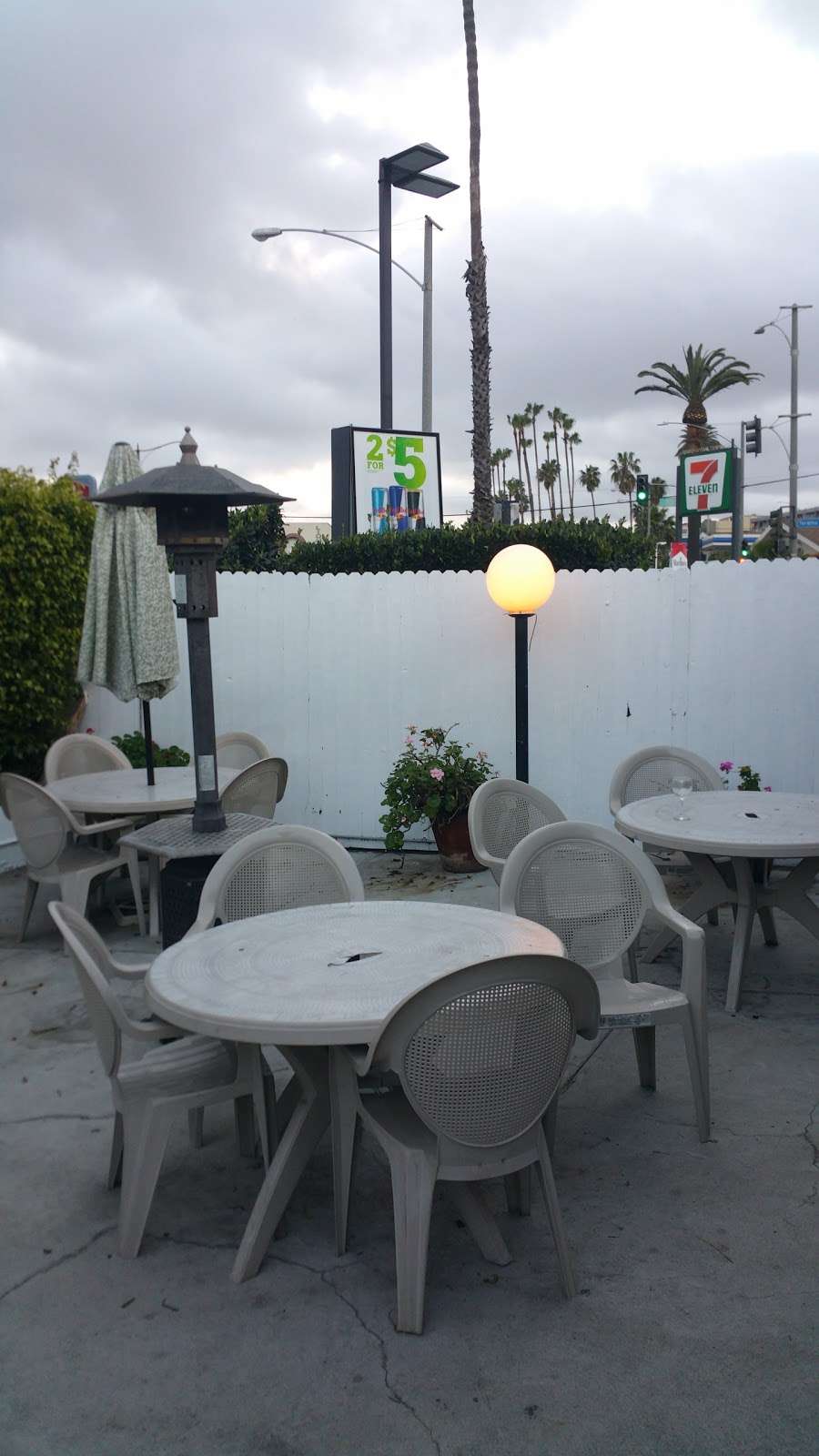 Round Table Pizza | 4007 E Ocean Blvd, Long Beach, CA 90803, USA | Phone: (562) 439-7799
