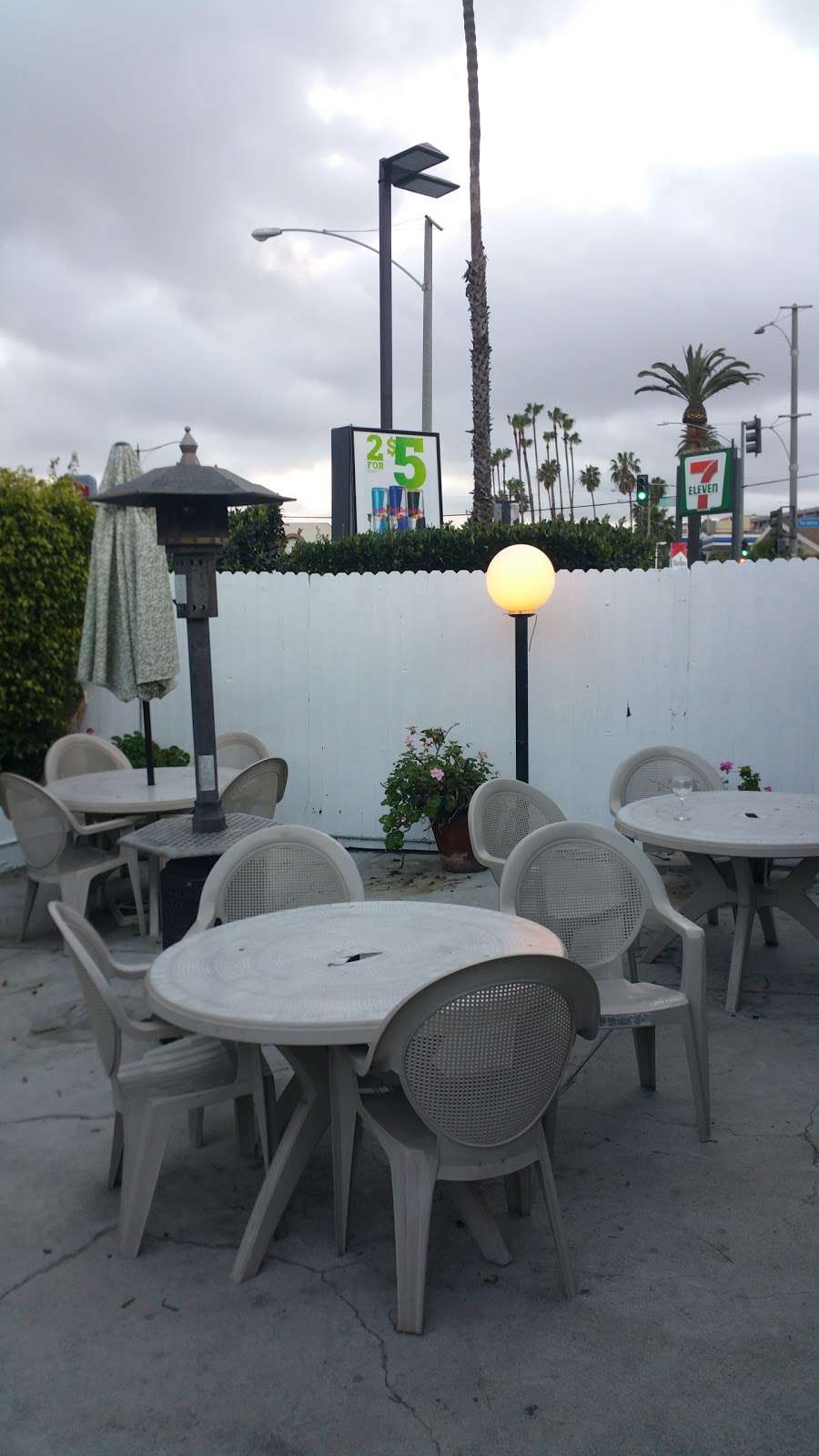 Round Table Pizza | 4007 E Ocean Blvd, Long Beach, CA 90803 | Phone: (562) 439-7799