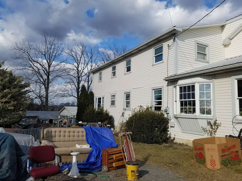 Lizzie"s Junk Barn in 15 Hinterleiter Rd, Kutztown, PA 19530, USA