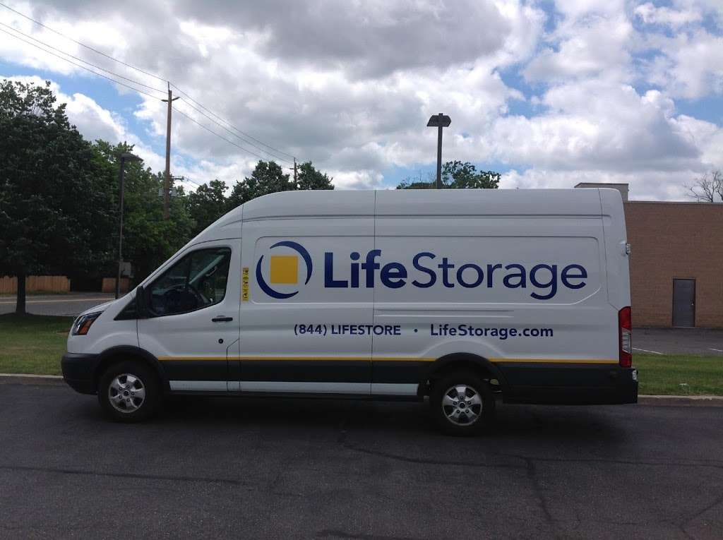 Life Storage | 110 Saxon Ave, Bay Shore, NY 11706, USA | Phone: (631) 666-9700