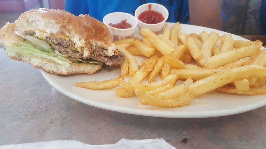Toms Burgers 21 | 14084 Amargosa Rd, Victorville, CA 92392, USA | Phone: (760) 241-7770