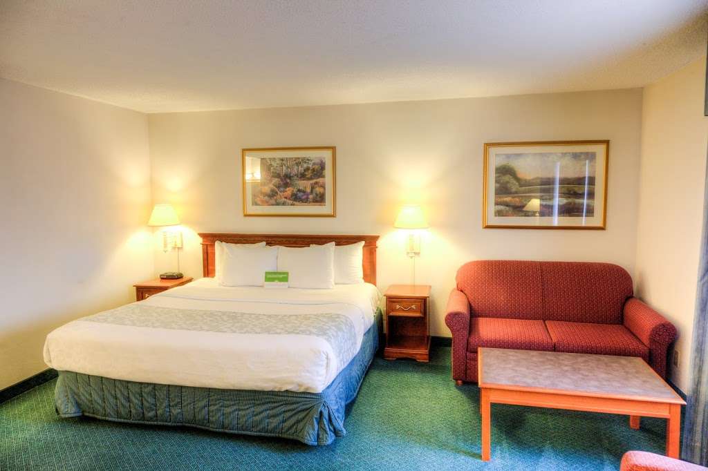 La Quinta Inn & Suites Chicago Gurnee | 5688 Northridge Dr, Gurnee, IL 60031, USA | Phone: (847) 662-7600