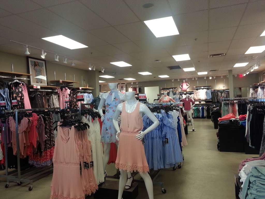 Express Factory Outlet | 11211 120th Ave, Pleasant Prairie, WI 53158 | Phone: (262) 891-0607