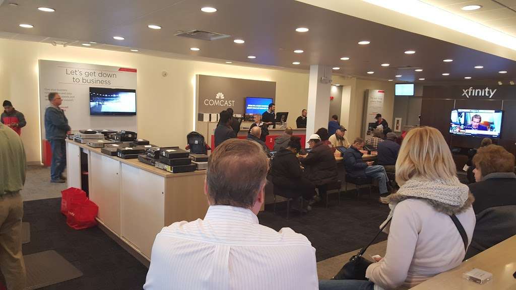 Xfinity Store by Comcast | 1229 E Golf Rd, Schaumburg, IL 60173, USA | Phone: (800) 934-6489