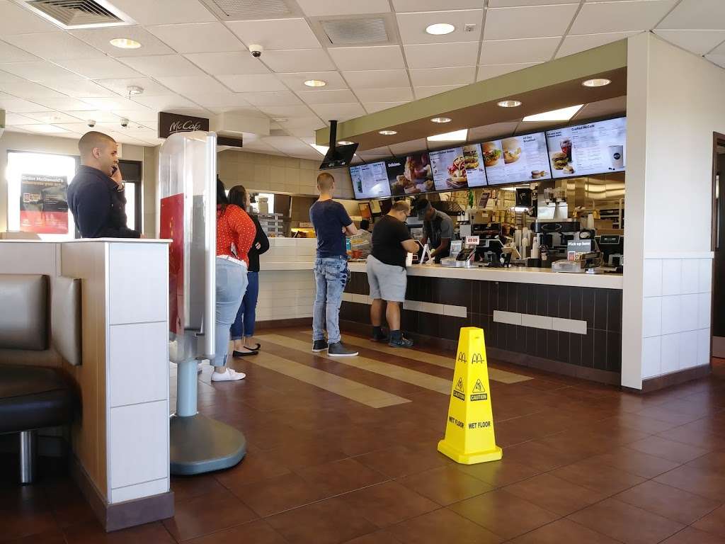 McDonalds | 3191 S John Young Pkwy, Kissimmee, FL 34746, USA | Phone: (407) 933-4388