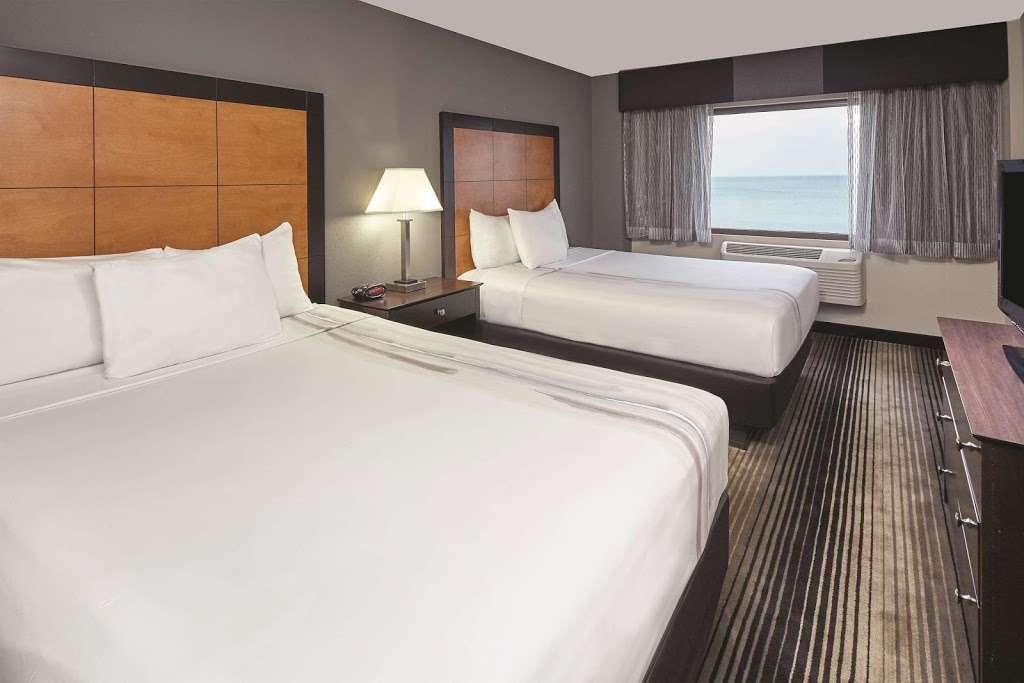 La Quinta Inn & Suites Chicago - Lake Shore | 4900a S Lake Shore Dr, Chicago, IL 60615, USA | Phone: (773) 324-3000